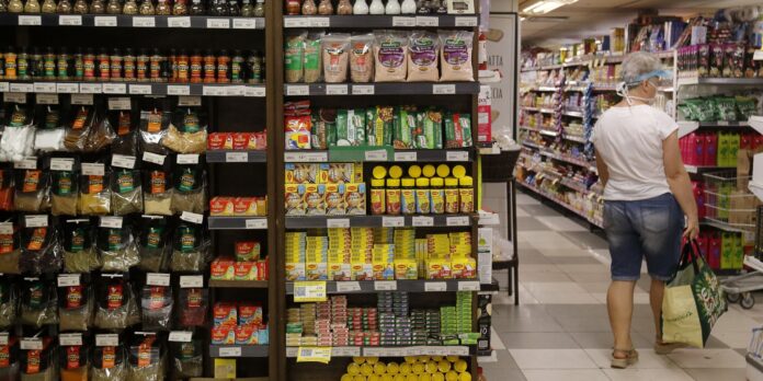 Fabricação de produtos alimentícios impulsiona geração de empregos em 2024, segundo IBGE