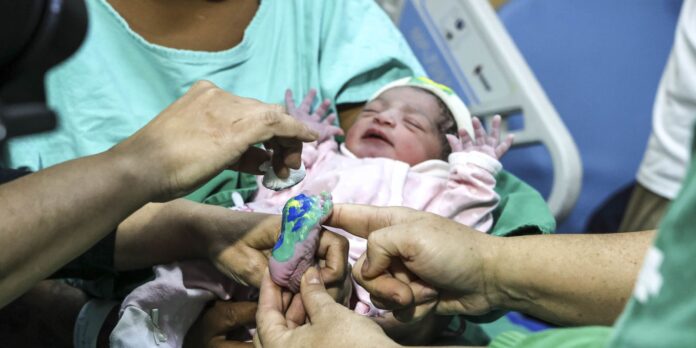 Hospitais do Rio prestam homenagem a bebês nascidos durante a Copa