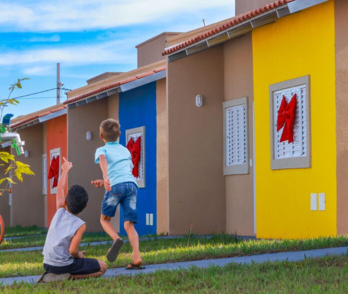 Famílias do Centro-Oeste de Goiás recebem casas sem custo.