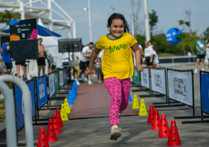 Criança sorri enquanto corre na pista de alta velocidade doada ao Parque da Cidade pelo Comitê Olímpico Nacional (COB)