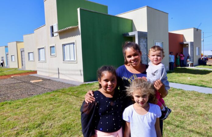 Entrega de 50 casas a custo zero em Serranópolis amplia acesso à moradia no interior