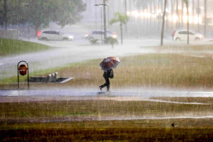 Chuva fora de época aumenta sensação de frio no DF