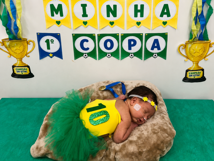 Bebês prematuros participam de ensaio especial em celebração à primeira Copa do Mundo