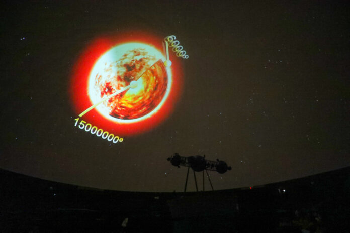 Planetário de Brasília promove observação noturna do céu em comemoração ao Dia dos Namorados