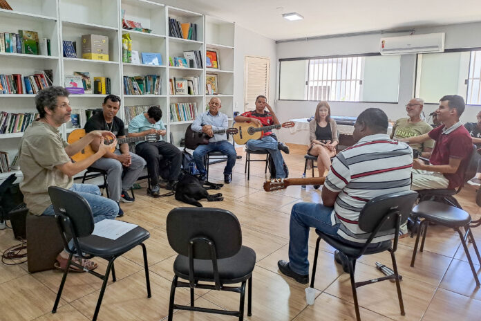 Oficina gratuita oferece ensino de música para promover inclusão social de pessoas com deficiência visual