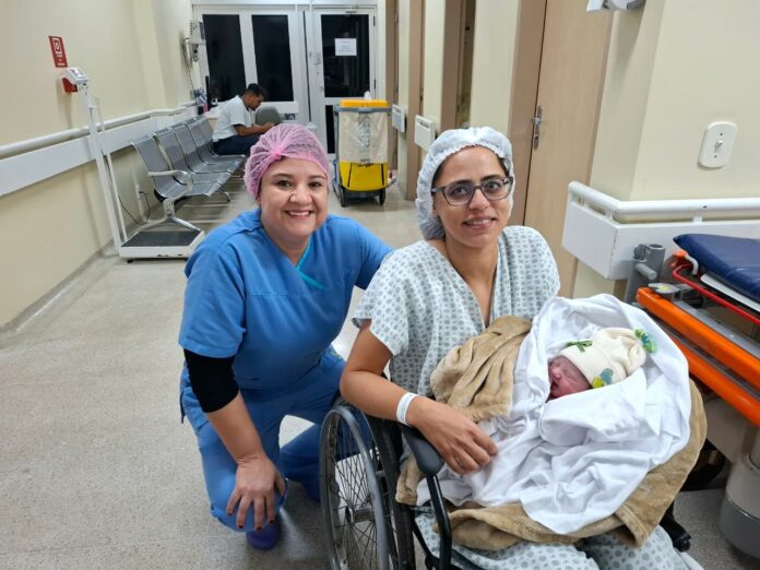 Bebês do Hospital de Santa Maria recebem toucas personalizadas em clima de Copa do Mundo