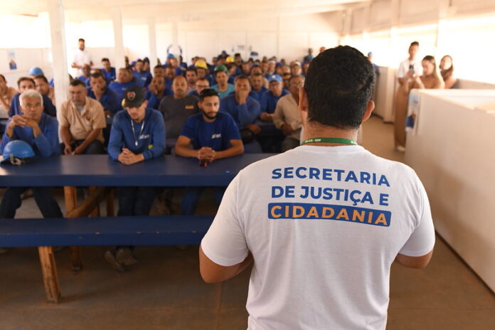 Projeto promove conscientização de pedreiros sobre prevenção da violência doméstica