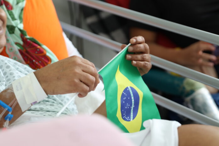Clima de Copa anima pacientes em tratamento de câncer no Hospital de Base