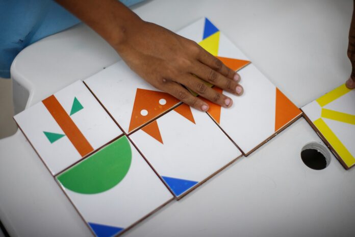 Água Mineral inaugura bancos decorados com azulejos criados por estudantes