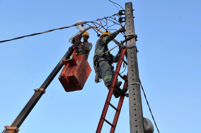 Energia é suspensa em áreas de três cidades para manutenção na rede nesta terça-feira (16)
