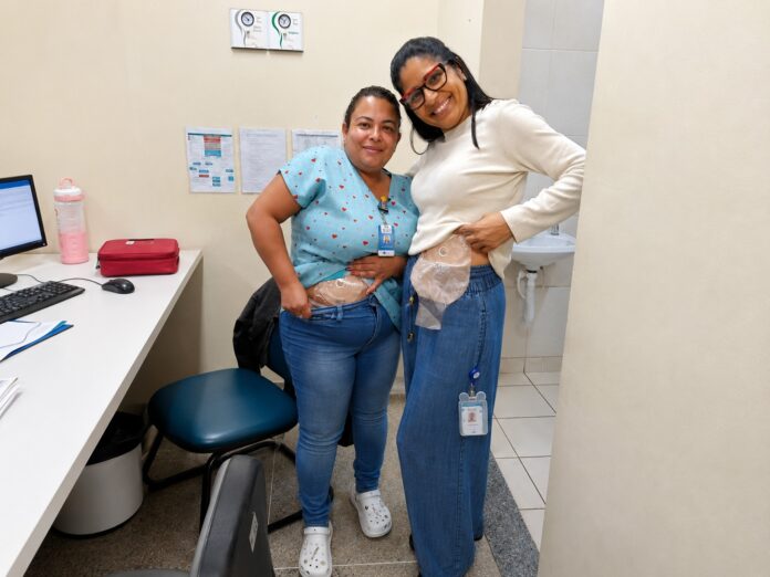 Profissionais do HRSM experimentam a rotina de pacientes com bolsa de estomia para aprimorar atendimento humanizado
