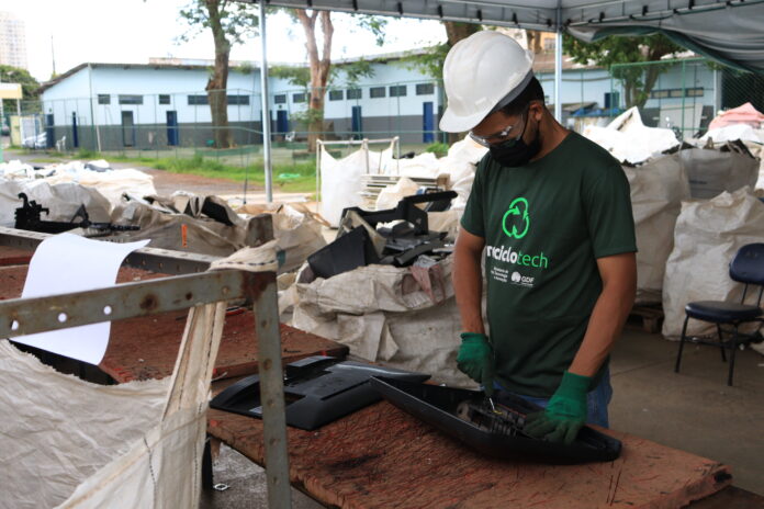 Reciclotech é sancionada no Distrito Federal, promovendo inclusão digital e sustentabilidade