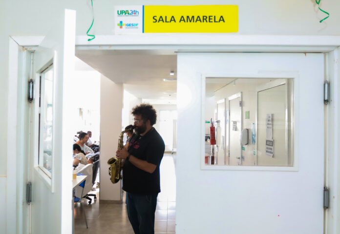 Apresentação musical transforma rotina de pacientes na UPA do Paranoá