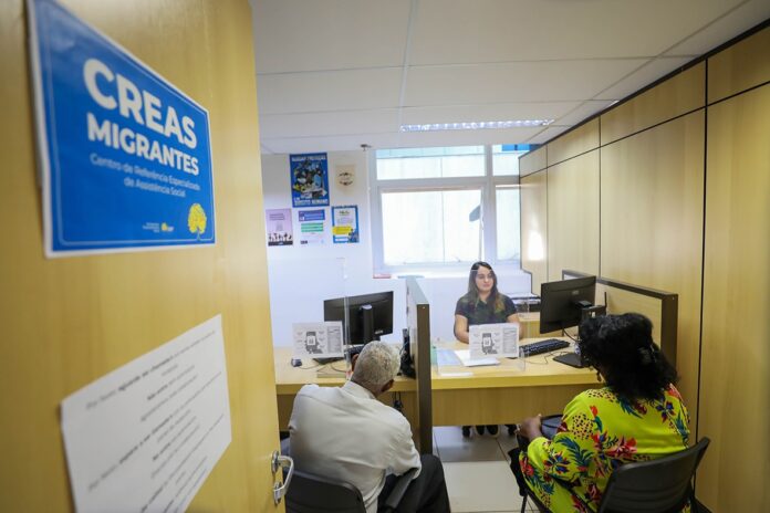 Creas Migrantes realiza ação social para migrantes, refugiados e apátridas