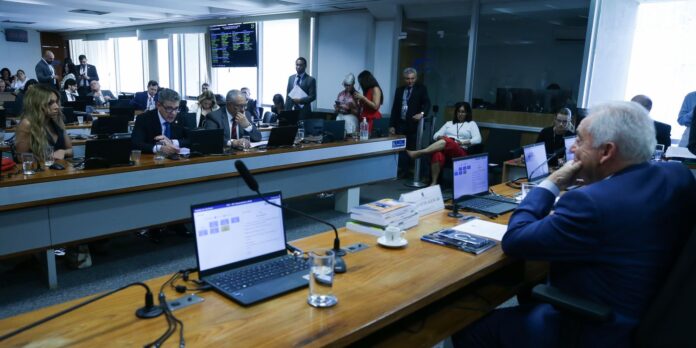 Senadores debatem andamento da tramitação da PEC que extingue a escala 6x1
