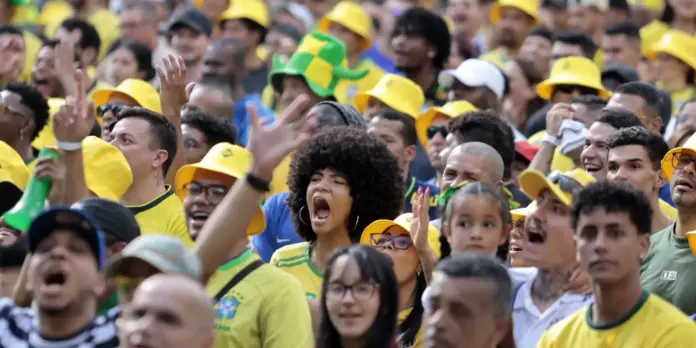 Torcedores se encontram no centro de São Paulo para assistir ao jogo da seleção brasileira