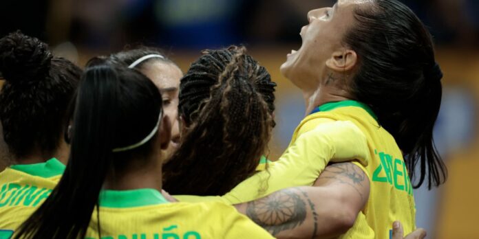 Seleção brasileira feminina supera Estados Unidos em virada rápida