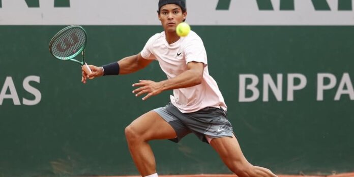 Roland Garros: Luis Guto Miguel derrota compatriota e avança para a final juvenil