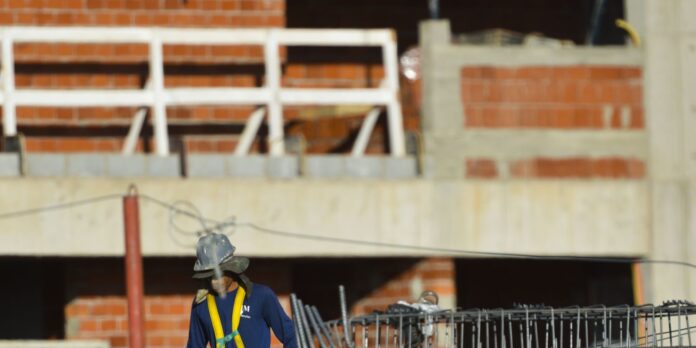 Construção gerou 2,5 milhões de empregos e ofereceu média de 2,1 salários mínimos.