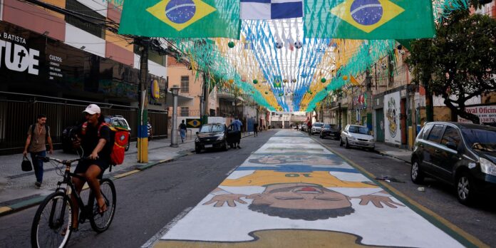 Ruas enfeitadas para a Copa do Mundo promovem união comunitária no Rio de Janeiro