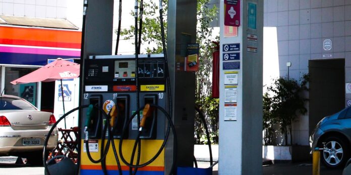 Concorrência do etanol e subsídios resultam em queda no preço da gasolina