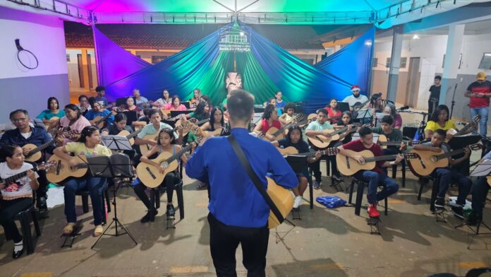 Escolas do Futuro de Goiás disponibilizam 434 vagas para cursos gratuitos de Teatro e Violão