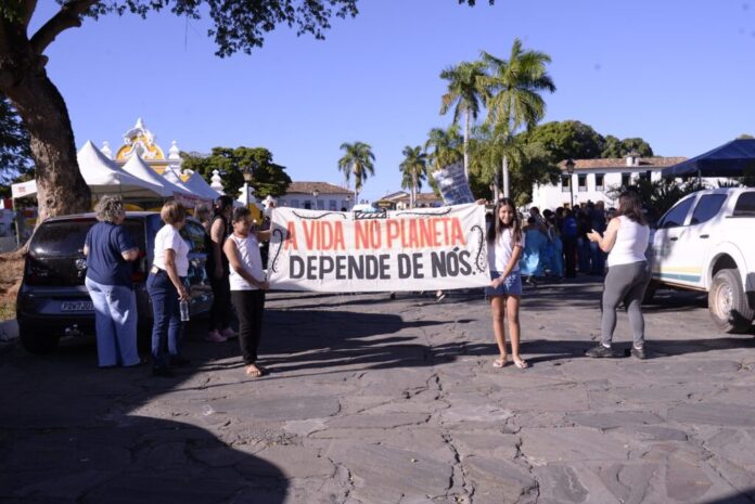 Caminhada em Defesa das Águas reúne 300 crianças nas ruas da cidade de Goiás para o Fica 2026