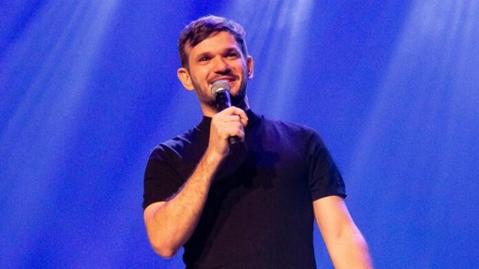 Padre Patrick leva o espetáculo “Pecado é Não Rir” ao Teatro Goiânia