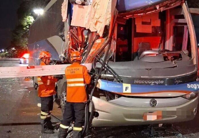 Ônibus com destino ao Nordeste bate em caminhão na EPIA e deixa três feridos