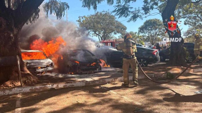 Incêndio destrói dois carros e danifica terceiro perto da Feira dos Importados