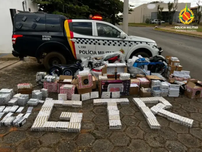 PMDF apreende carga de mais de R$ 5 milhões em celulares, medicamentos e motocicletas elétricas em ônibus de turismo na divisa do DF com Goiás