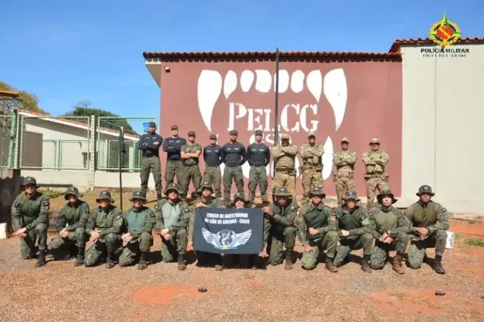 Batalhão de Polícia Militar Ambiental do DF capacita adestradores da FAB para manejo de serpentes em operações no Cerrado