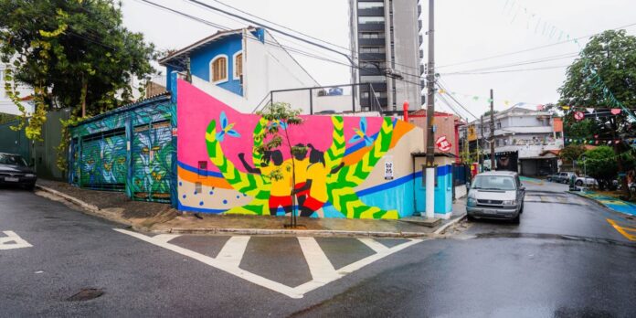 Mural em São Paulo homenageia futebol feminino a um ano da Copa no Brasil