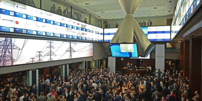 Ibovespa atinge 174 mil pontos com expectativa em relação à Selic, enquanto dólar recua