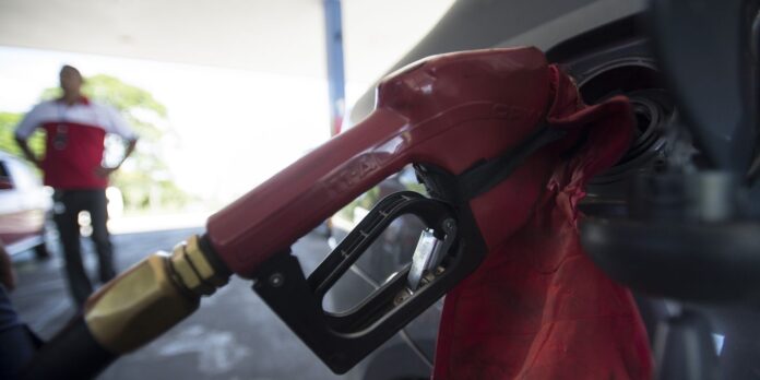 Com aumento global do petróleo, governo mantém desconto na gasolina