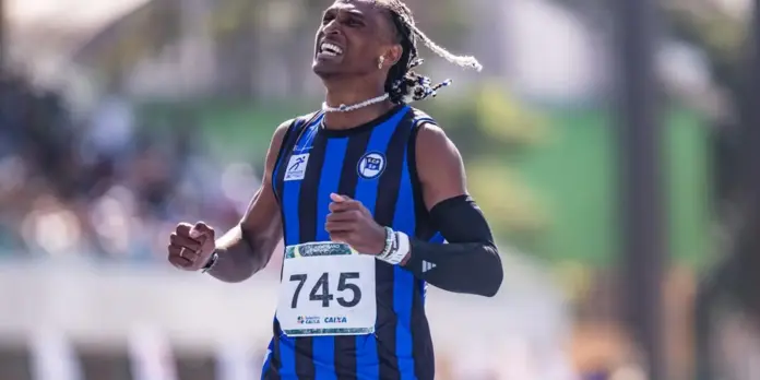 Alison dos Santos conquista ouro nos 400m com barreiras com melhor marca mundial em 2026