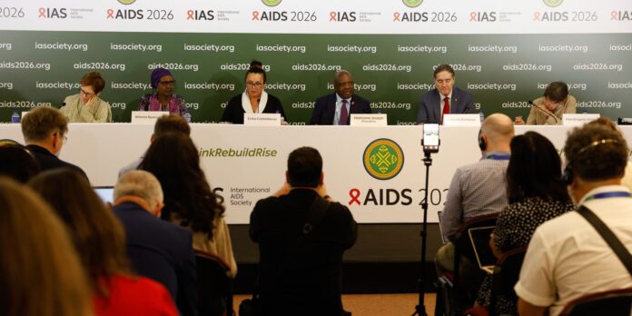 Infecções e mortes por HIV diminuem, mas escassez de recursos compromete avanços