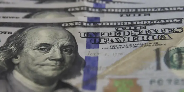 Dólar atinge menor valor desde junho em meio à alta do petróleo