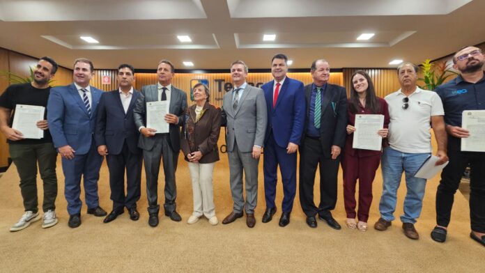 Empreendedores, igrejas e entidades sociais recebem certificados de regularização