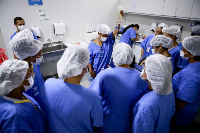 Seleção aberta para profissionais de enfermagem e médico infectologista em unidades de saúde do DF