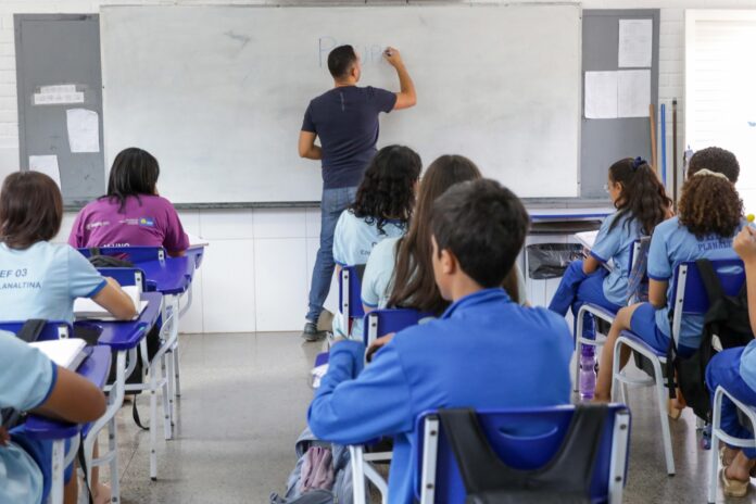 Governadora autoriza contratação de mais de 700 professores