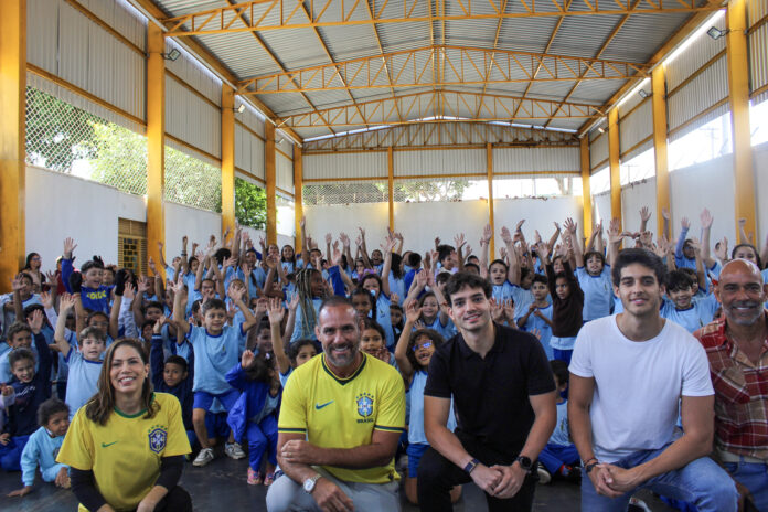 Campanha solidária irá distribuir mil álbuns da Copa do Mundo para crianças em situação de vulnerabilidade