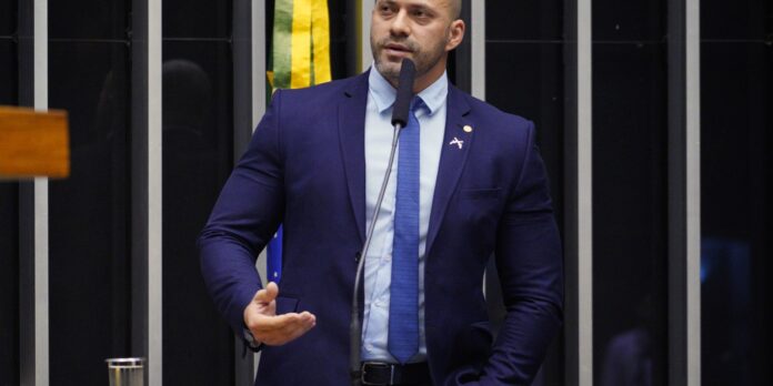 Moraes concede 48 horas para Daniel Silveira justificar publicação de vídeo no X