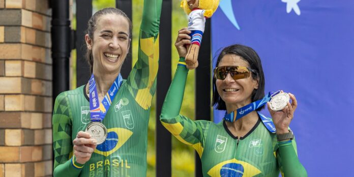 Atleta paralímpica ganha medalha de ouro no ciclismo durante os Jogos Parasul-Americanos