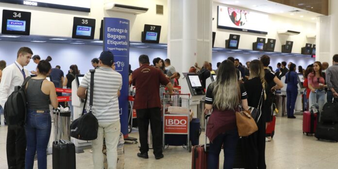 Setor de serviços registra queda de 0,4% em maio devido à diminuição na área de transportes