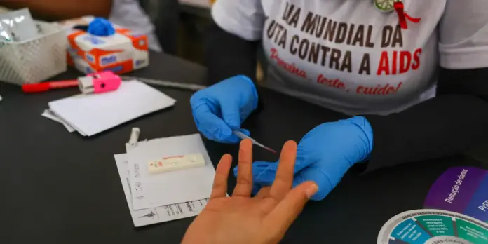 Desinformação sobre HIV prejudica tratamento e intensifica preconceito