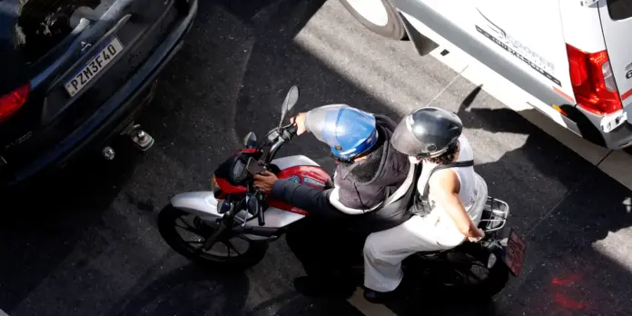 Bombeiros do RJ orientam motociclistas sobre a importância do uso de equipamentos de segurança