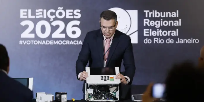TRE-RJ disponibiliza urna para o público e reafirma segurança do voto eletrônico