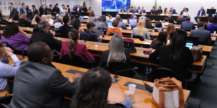 Câmara dos Deputados cria comissão para analisar PEC da redução da maioridade penal