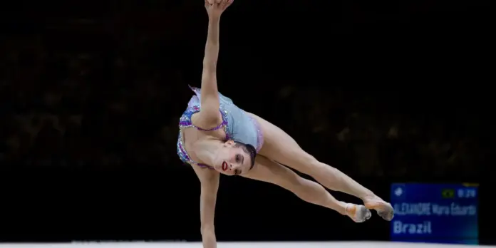 Babi e Maria Eduarda se destacam no dia inaugural do Mundial de Ginástica Rítmica